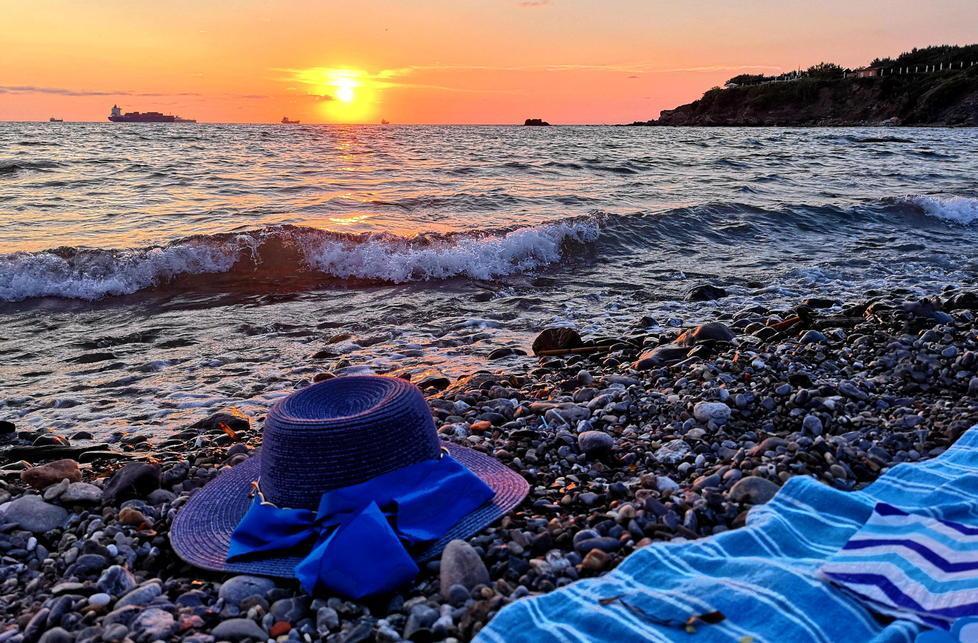 Bagnoschiuma riflessi rossi e la magia del cappello