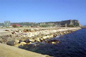 Rifiuti pericolosi da Bagnoli per il porto, crescono i dubbi 