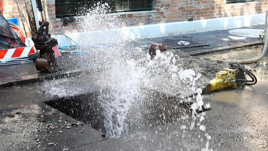 Rotta la tubatura dell’acqua