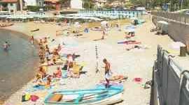 Un centro velico al posto della spiaggia libera