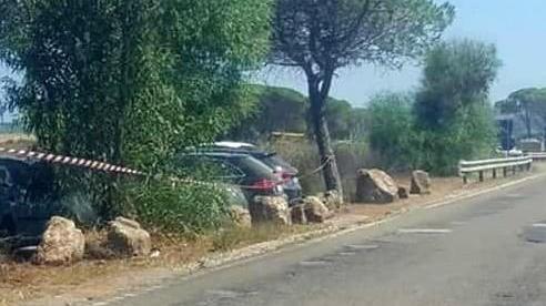Massi in strada a Siniscola per evitare il parcheggio selvaggio