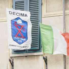Espone alla finestra la bandiera dei fascisti