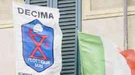 Espone alla finestra la bandiera dei fascisti
