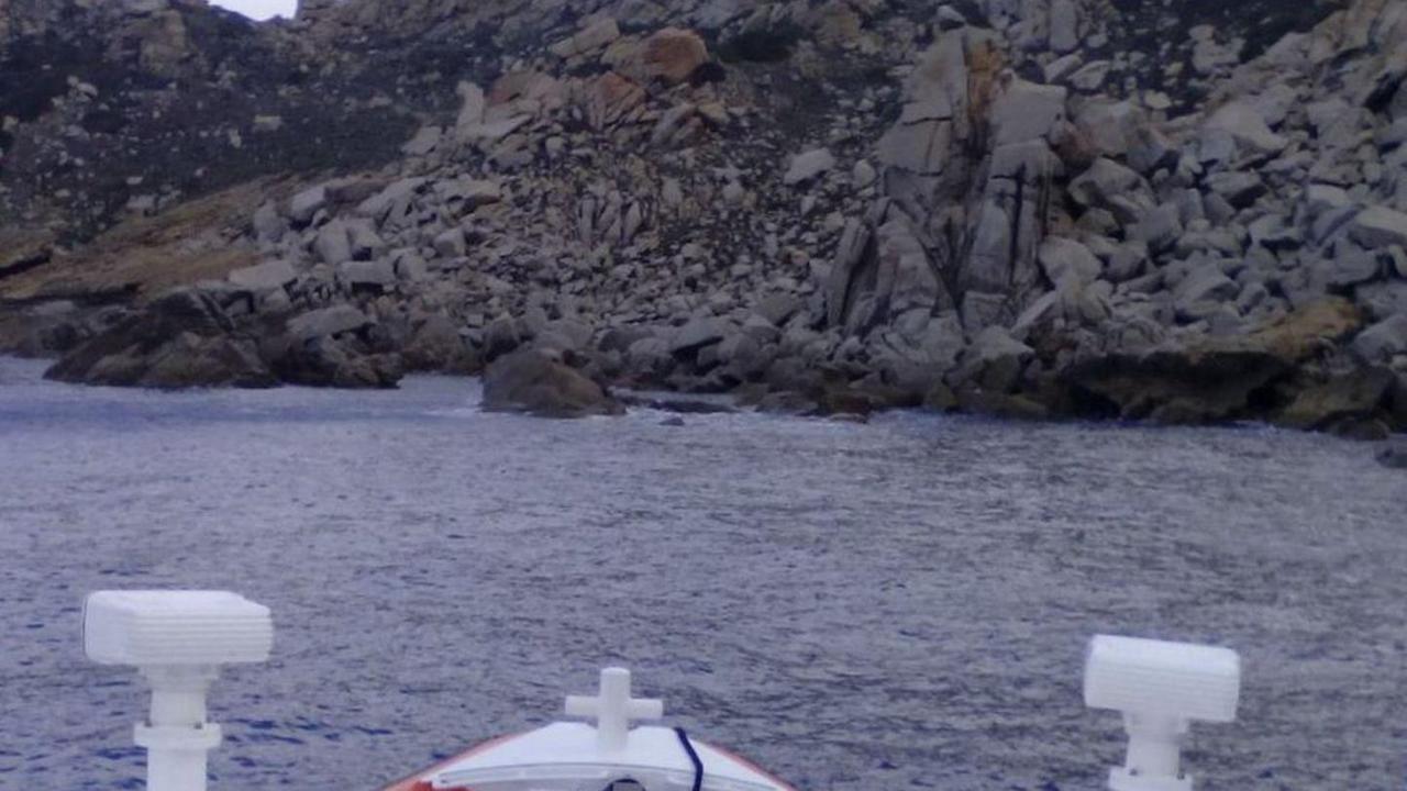 Cade nel gommone, la Guardia costiera soccorre una 60enne