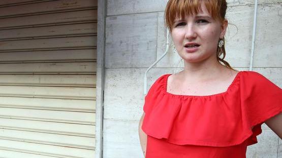L'edicolante Alexandra Staver che prestato i primi soccorsi