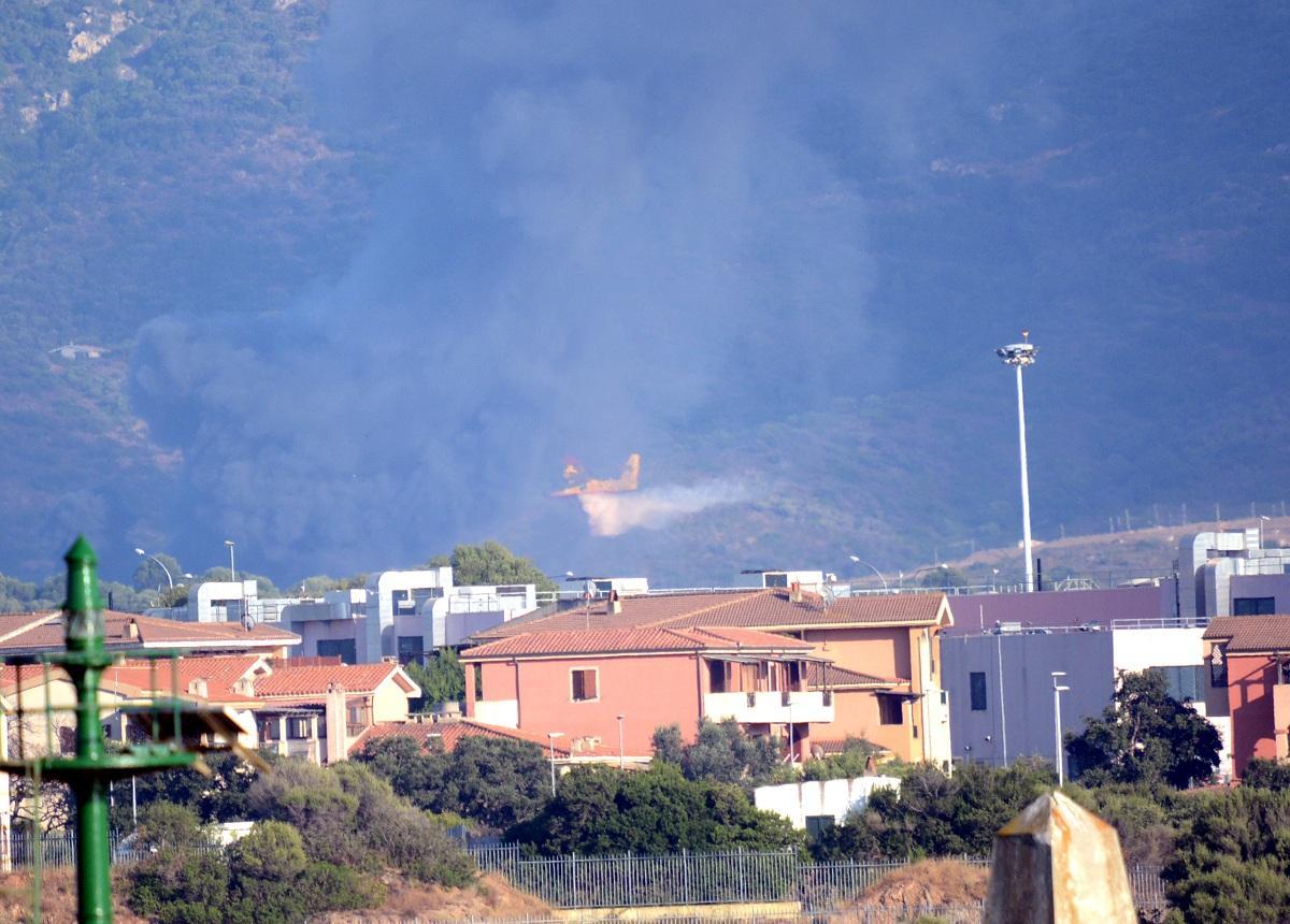 I canadair in azione da ieri a Olbia
