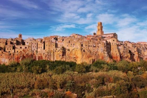 Una fiabesca immagine del borgo di Pitigliano arroccato sul tufo 