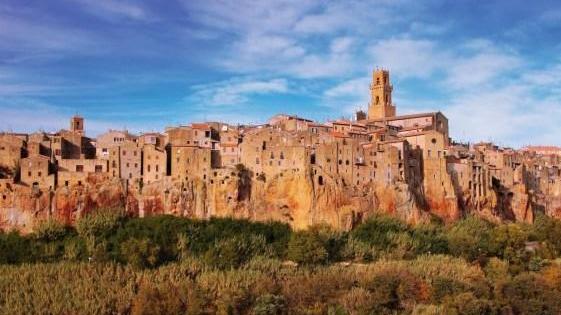 Una fiabesca immagine del borgo di Pitigliano arroccato sul tufo