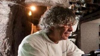 Domenico Pichini nel suo ristorante scavato nel tufo