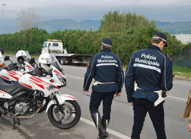 Un servizio della Polizia municipale di Montemurlo (foto d'archivio)