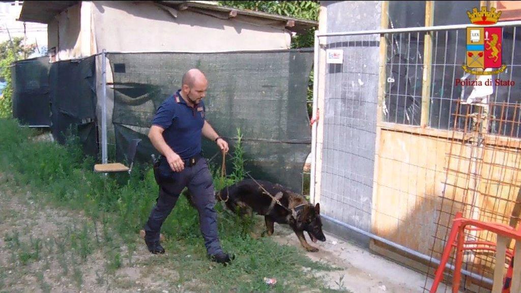 Controlli anti-droga nei centri profughi