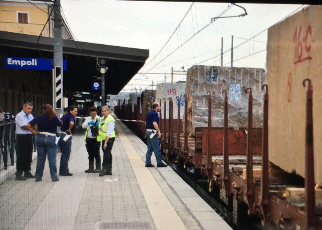 Il treno merci fermo a Empoli (foto agenzia Sestini)
