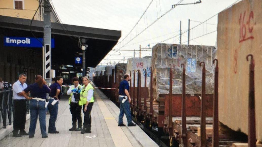 Il treno merci fermo a Empoli (foto agenzia Sestini)