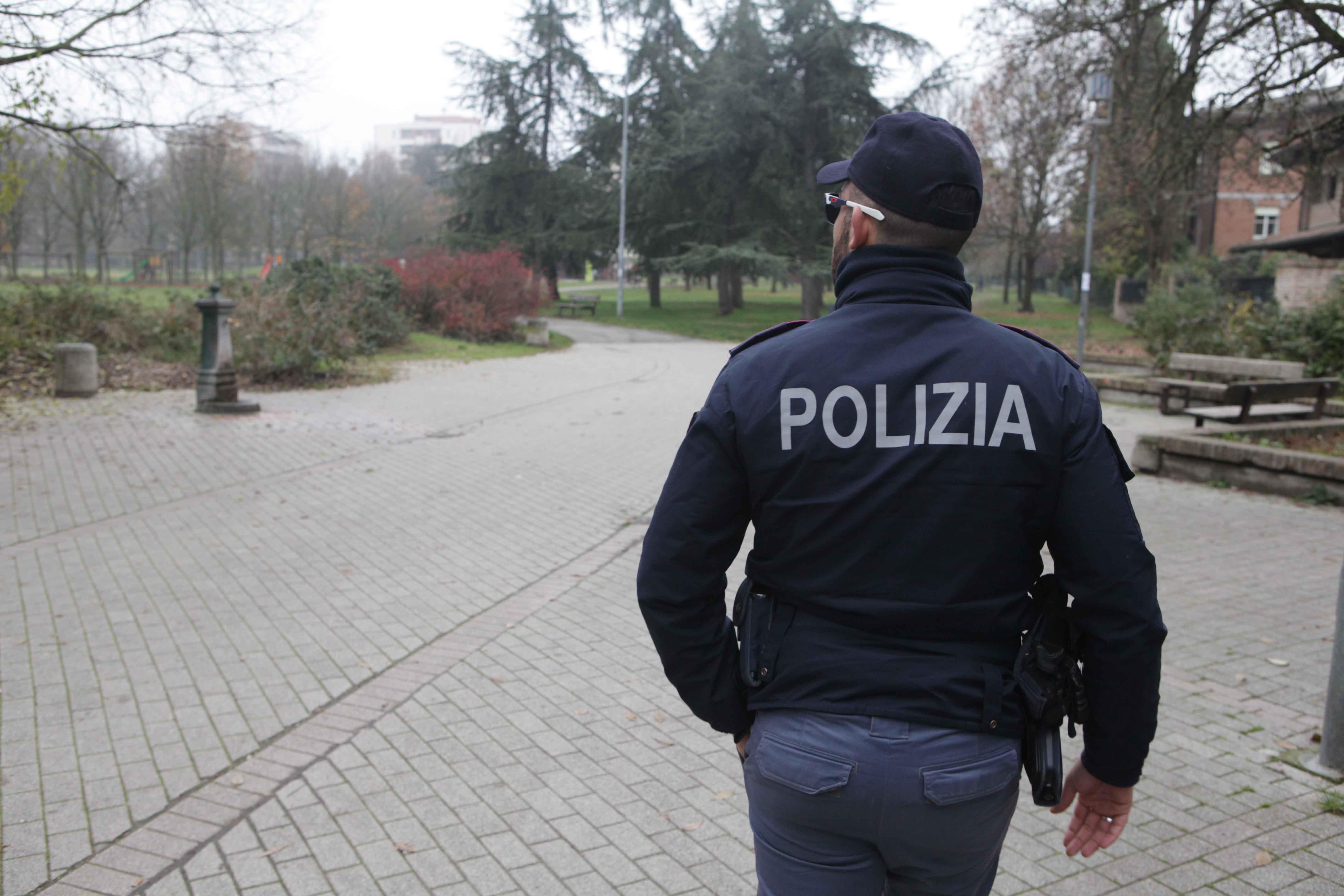 Reggio Emilia, pestato da quattro uomini per una discussione sulle museruole dei cani