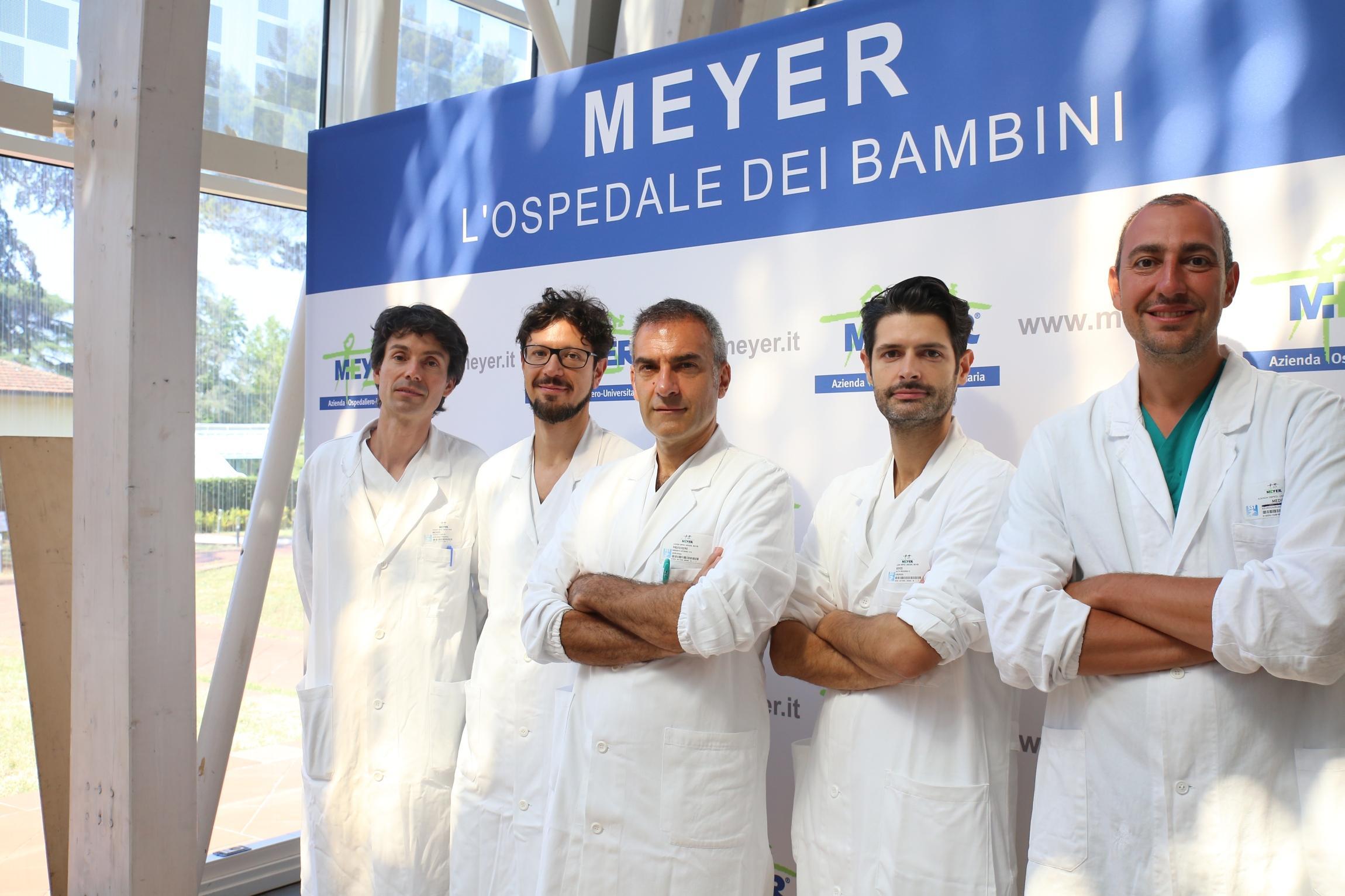 Il professor Morabito (terzo da sinistra) con la sua equipe di lavoro