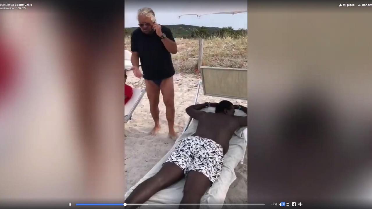 Beppe Grillo in Sardegna ironizza: «C'è un uomo di colore in spiaggia, Salvini intervieni» 