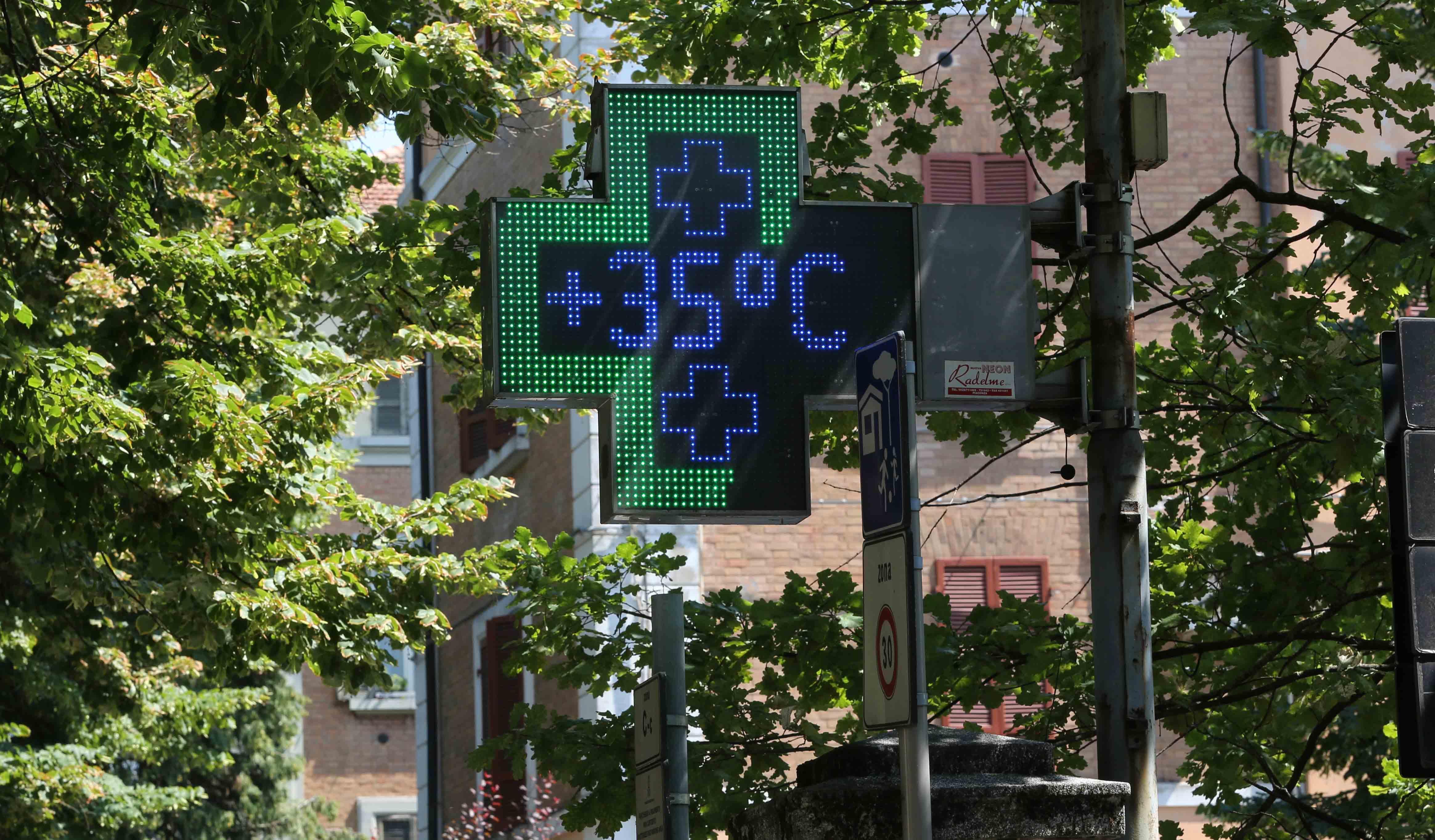 Modena, caldo e ozono alle stelle: «State in casa se potete» In un giorno 30 ricoveri 