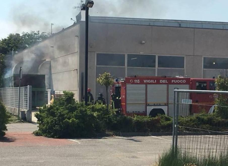 A fuoco cassone di rifiuti paura dietro Unieuro