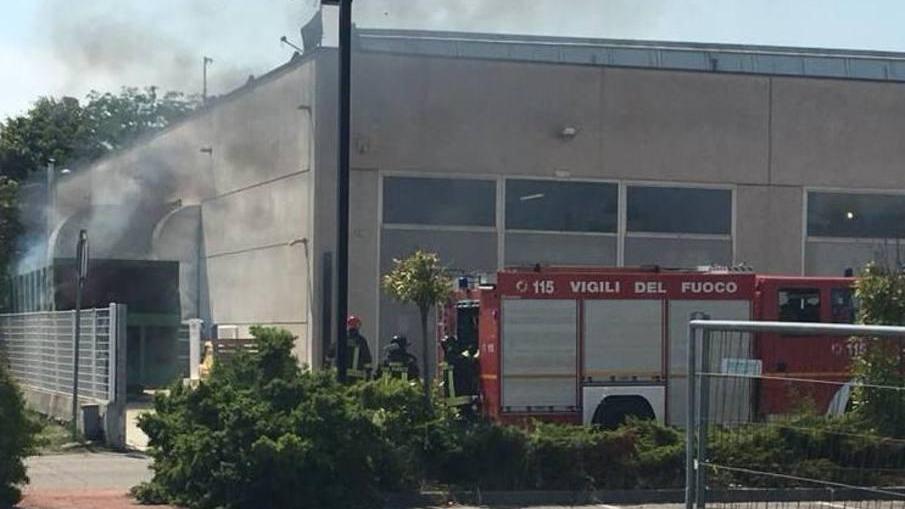 A fuoco cassone di rifiuti paura dietro Unieuro