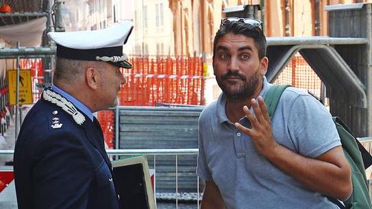 Più uomini in spiaggia, lotta agli abusivi Multe salate per chi compra merce falsa