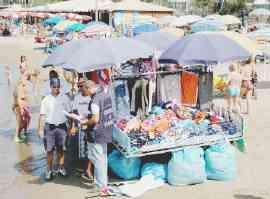 Blitz in spiaggia contro i venditori abusivi