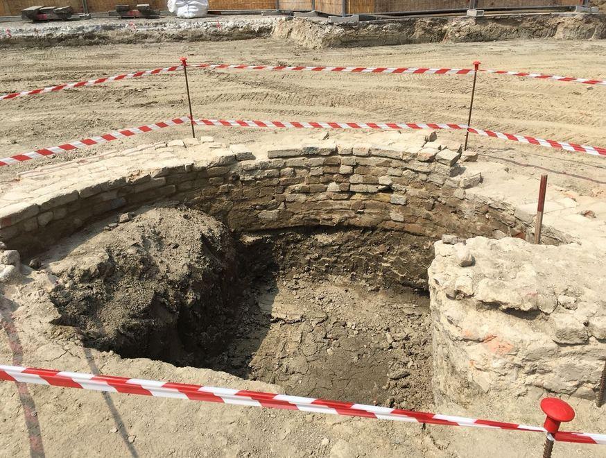Un edificio dell’antica rocca sotto piazza Prampolini 