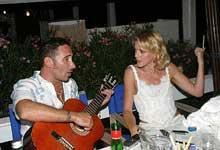 Federico Zampaglione e Claudia Gerini<br>a una festa dell'Ultima spiaggia
