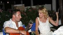Federico Zampaglione e Claudia Gerini<br>a una festa dell'Ultima spiaggia