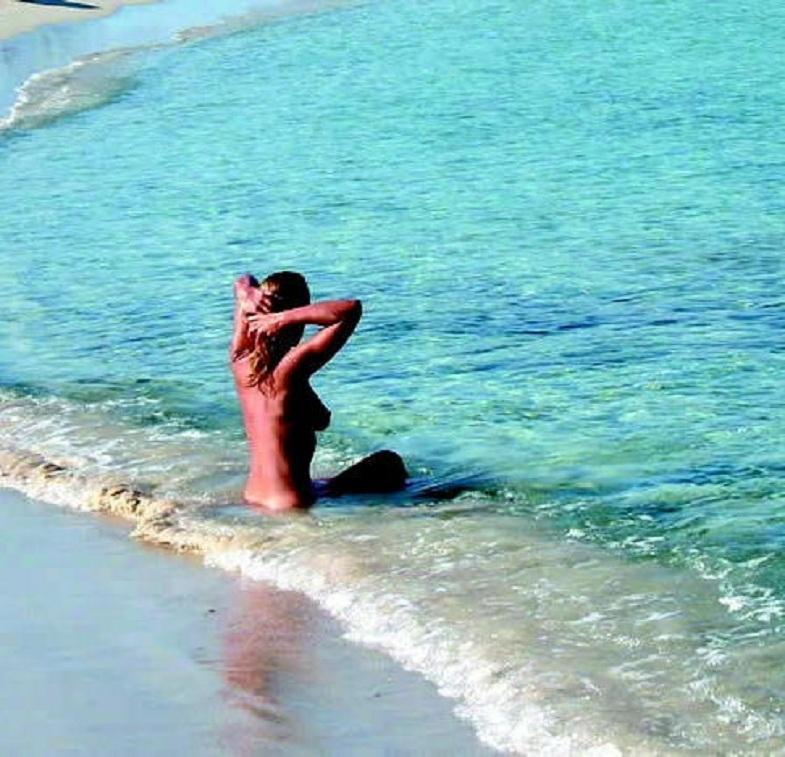 A Porto Ferro la prima spiaggia dedicata ai nudisti 