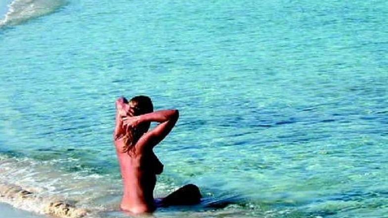 A Porto Ferro la prima spiaggia dedicata ai nudisti