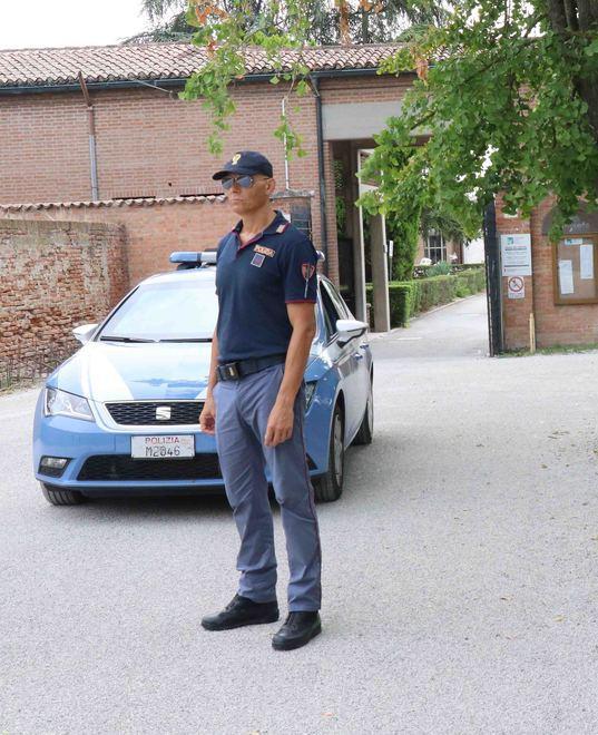 Ladri tra le tombe e tanta paura, donna derubata del portafogli 
