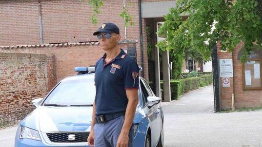 Ladri tra le tombe e tanta paura, donna derubata del portafogli