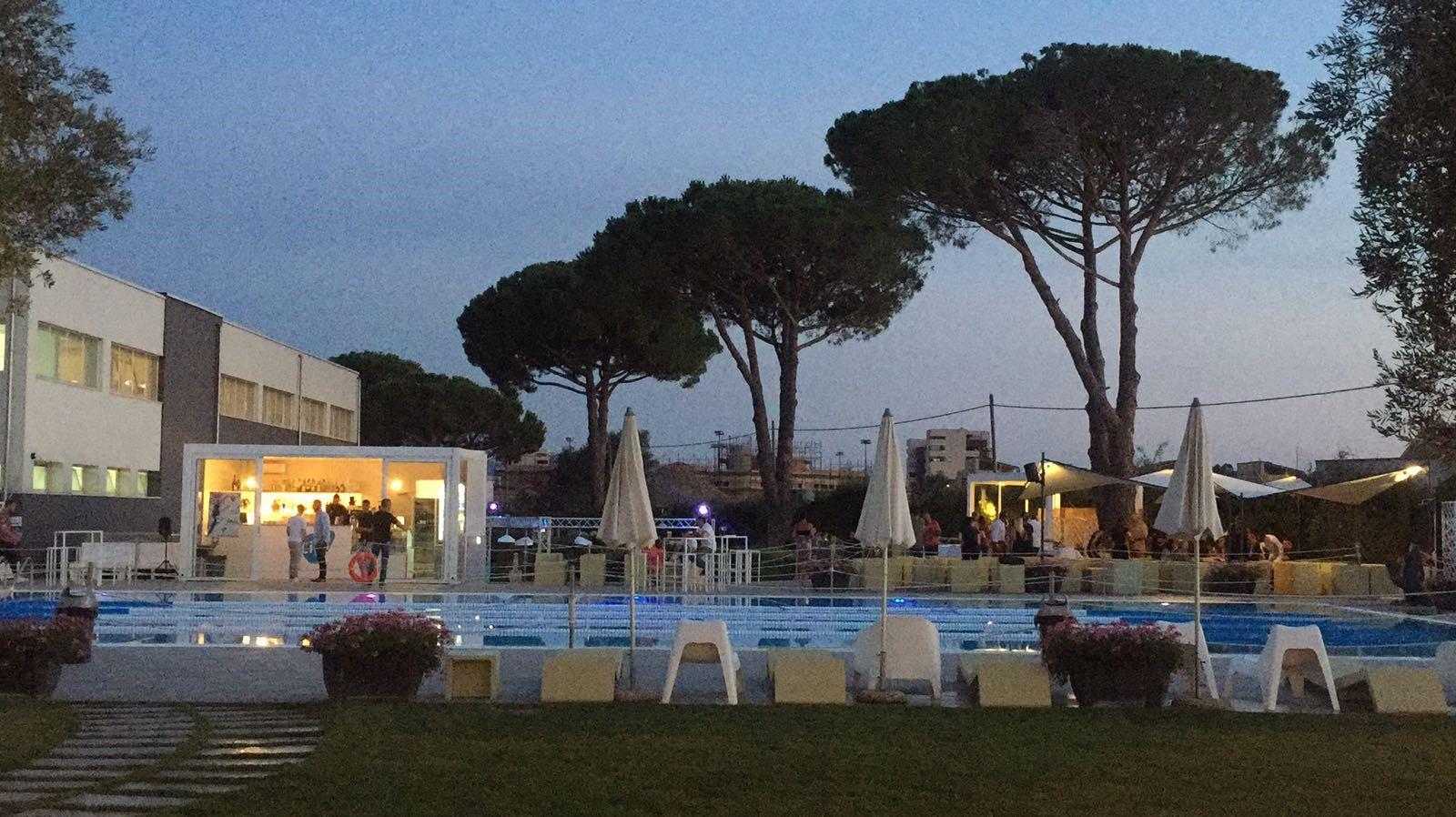 La palestra LiveLife, con l'elegante bar all'aperto a bordo piscina