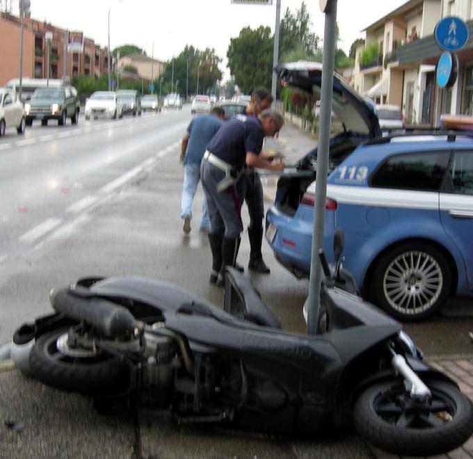 Scontro fra auto e scooter, giovane ferito gravemente 