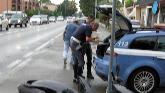 Scontro fra auto e scooter, giovane ferito gravemente