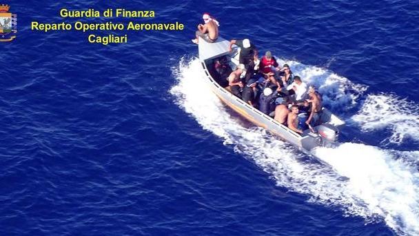 Gdf intercetta sbarco di 14 migranti