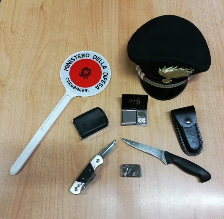 Il materiale sequestrato dai carabinieri al quarantenne di Vernio 