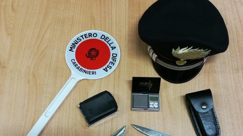 Il materiale sequestrato dai carabinieri al quarantenne di Vernio