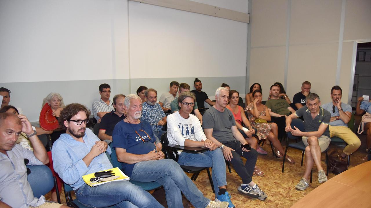 I commercianti durante l'incontro con le forze dell'ordine (Foto Agenzia Carlo Sestini)