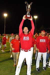 Riccardo De Santis alza il trofeo al cielo