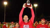 Riccardo De Santis alza il trofeo al cielo