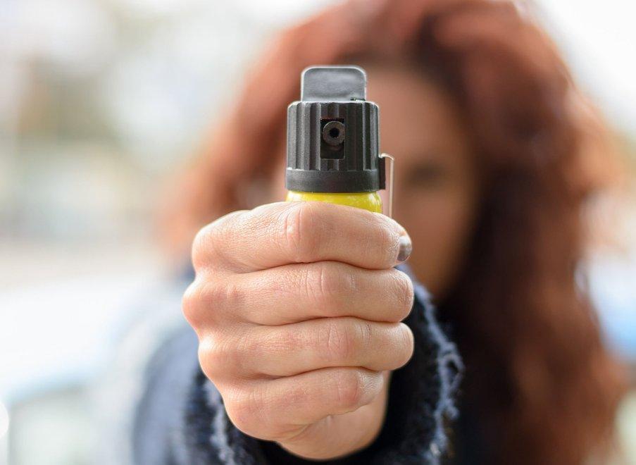 Reggio Emilia, una tassista aggredisce un automobilista con lo spray urticante: denunciata