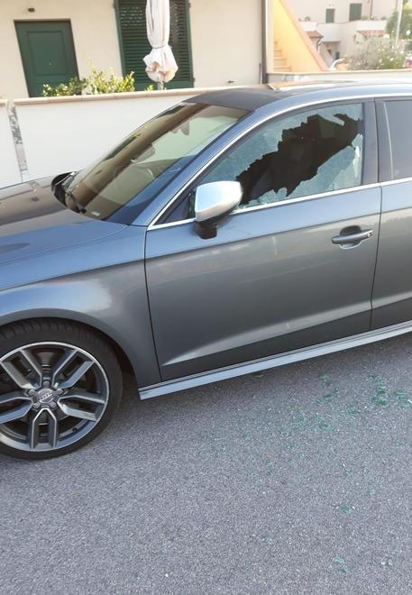Troppi furti sulle auto nella strada al buio