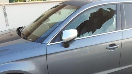 Troppi furti sulle auto nella strada al buio
