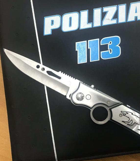Reggio Emilia, nascondeva un coltello sotto il passeggino del figlio di due anni 