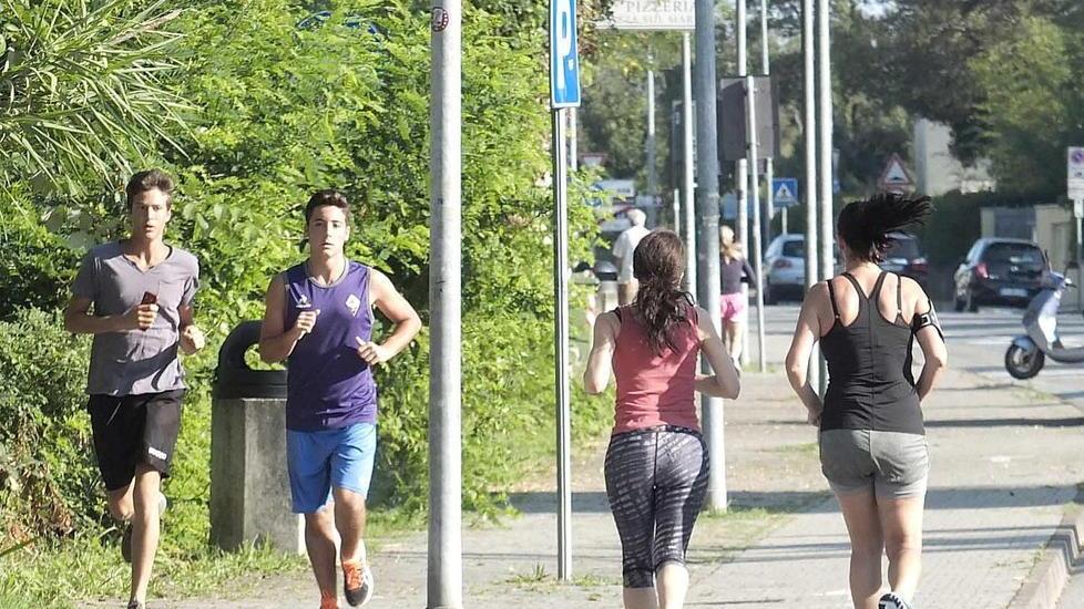 Il popolo dei camminatori ha trovato la sua casa tra Marina e Tirrenia
