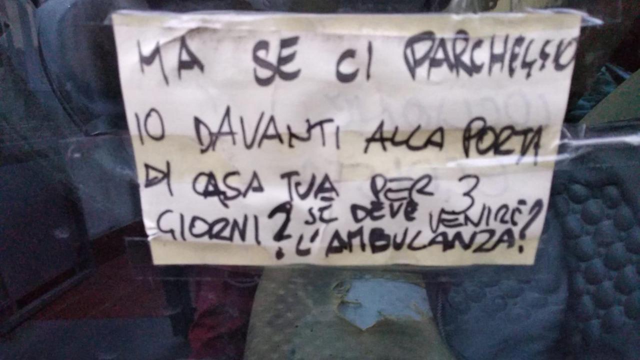 Uno dei fogli trovati su un'auto vandalizzata