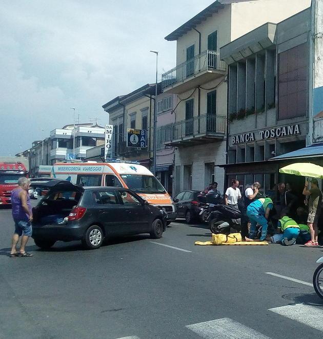 Scontro tra scooter ed auto: due i feriti