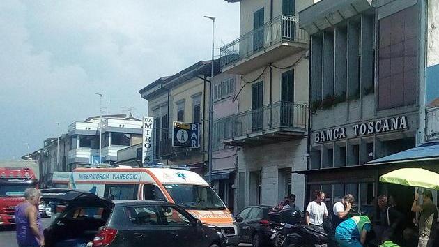 Scontro tra scooter ed auto: due i feriti