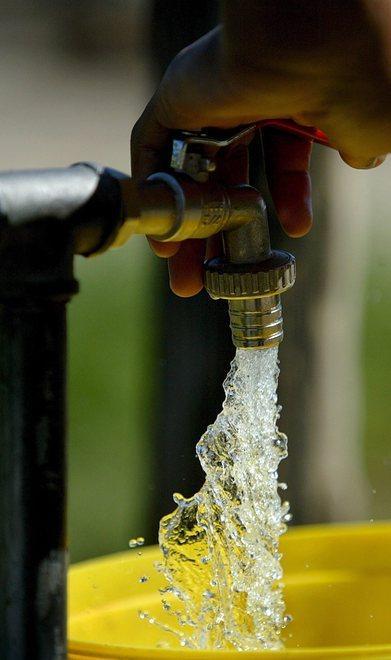 Vietato sprecare l’acqua potabile: per chi lo fa multe tra 100 e 500 euro 
